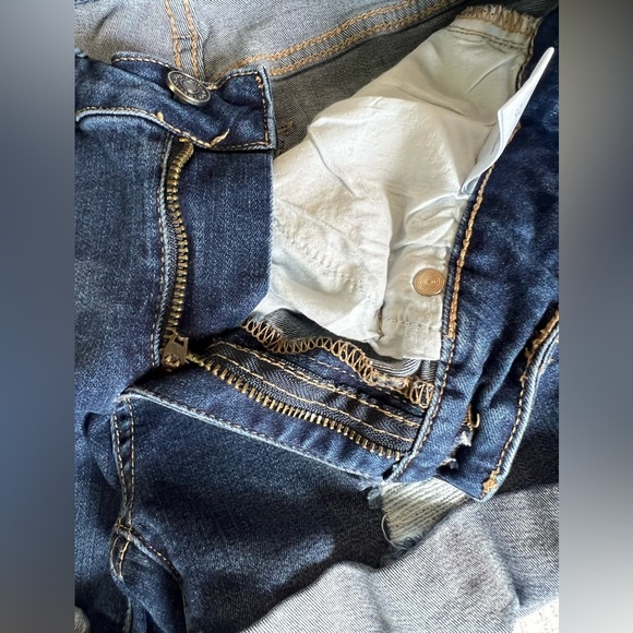 KanCan Women’s Distressed Denim Shorts Size 26 Rolled Hem Excellent Condition - Picture 2 of 5